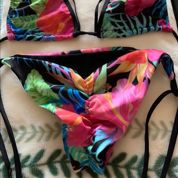 Gorgeous bikini! - Picture 3 of 3